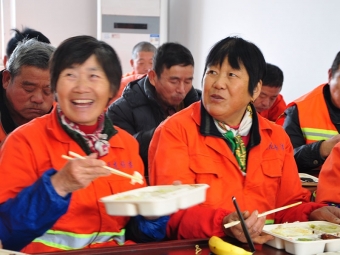 為新倉(cāng)奮戰(zhàn)一線(xiàn)的環(huán)衛(wèi)職工送溫暖